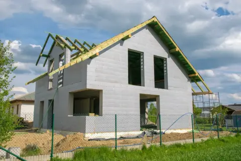 Dom w budowie, ściany z bloczków, konstrukcja dachu. Czas budowy domu zależy od wielu czynników.