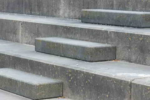 Czym tanio wyłożyć schody? 7 pomysłów na trwałe wykończenie