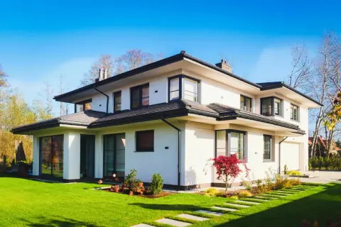 Nowoczesny dom 220m2 z ogrodem. Szacowany koszt budowy domu 220m2 może być wysoki, ale efekt jest wart swojej ceny.