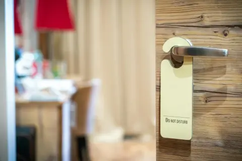 Bezpieczeństwo w hotelu: Jak zamknąć drzwi od środka na 100%?