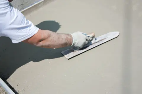 Jak wylać taras betonowy? Poradnik DIY i 7 błędów do uniknięcia