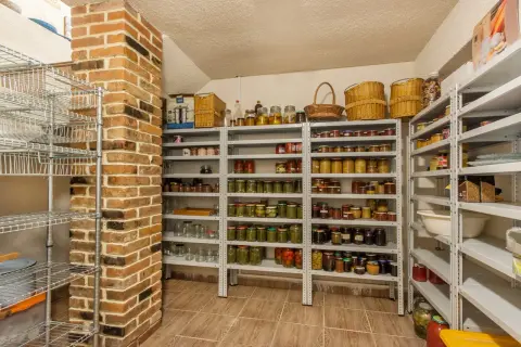 Regał do spiżarni DIY: Zbuduj idealny i oszczędź na lata!