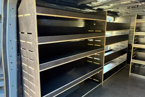 Regał do busa DIY: Zbuduj mobilny warsztat krok po kroku!