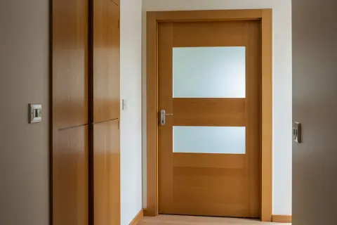 Nowoczesne drzwi z szybą, idealne, by pokazać, jak przerobić stare drzwi z szybą na nowoczesne.