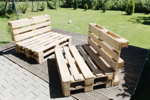 Krzesła z palet: Stwórz wymarzone meble DIY. Poradnik krok po kroku