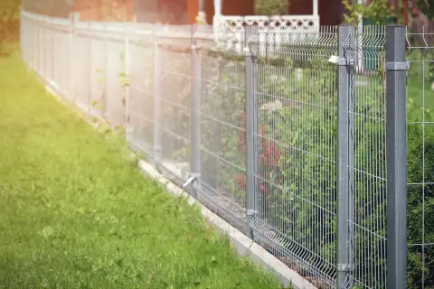 Zasłanianie płotu z siatki: Porównanie metod, koszty, trwałość