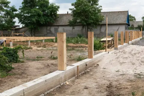 Jaki beton na fundament ogrodzenia? Trwały płot bez pęknięć!