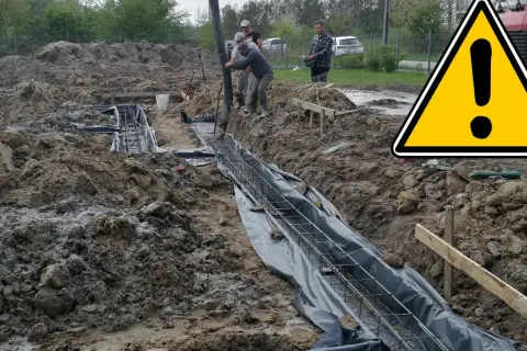 Budowa trwa. Wylewanie betonu na ławy fundamentowe.