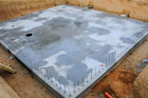 Płyta fundamentowa koszt. Betonowa płyta zbrojona, przygotowana do dalszych prac budowlanych.