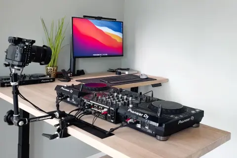 Jak zrobić stół DJ? Zbuduj idealne stanowisko DIY i oszczędź!