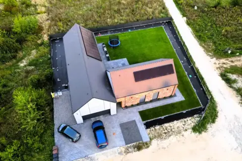 Nowe domy z panelami słonecznymi i trampoliną. Zastanawiasz się, ile kosztują plany na budowę domu?