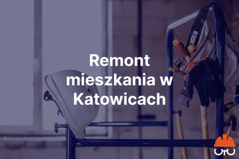 Kask budowlany i rękawice na rusztowaniu, tekst "Remont mieszkania w Katowicach".