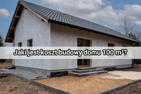 Dom w stanie deweloperskim, z szarym tynkiem i czarnym dachem, czeka na wykończenie. Na froncie widoczne schody i plac budowy.