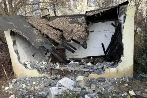 Ruiny zniszczonego budynku, gruz i połamane drewno. Zastanawiasz się nad wyburzenie domu koszt?