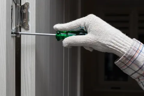 Jak wyregulować drzwi? Prosty poradnik DIY. Pozbądź się problemów!